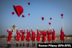 Одна из церемоний, посвященных окончанию XIX съезда КПК. Пекин, площадь Тяньаньмэнь, 24 октября 2017 года.