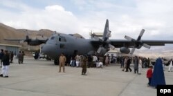 Кундуз провинциясынан качкан адамдар учак менен Бадахшан шаарына алып келинди. 4-октябрь 2015