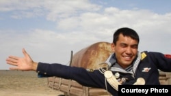 «Қызғалдақ» фильмінен көрініс. Фильмнің басты кейіпкері Асаның рөлінде -  Асхат Көшеншереков.