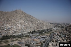 Kabulda depäniň üstündäki telekom antennalary