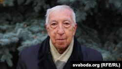 Юры Стулаў, выкладчык Менскага дзяржаўнага лінгвістычнага унівэрсытэту, на пачатку 90-х быў прарэктарам, цяпер кіруе катэдрай замежнай літаратуры