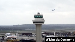 Британияда дрондор аэропорттун же аэродромдун айланасынан бир чакырым ыраак болууга тийиш. "Гэтвик" аба бекети. 