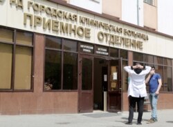 У входа в здание Клинической больницы № 1 в Махачкале