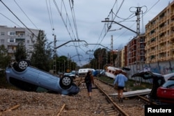 Застрявшие автомобили, снесенные водой, на железнодорожных путях в Альфафаре. Валенсия, 31 октября 2024 года
