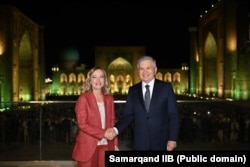 Италия бош вазири Жоржа Мелони билан Ўзбекистон президенти Шавкат Мирзиёев. 28 май, 2025 йил. Самарқанд.