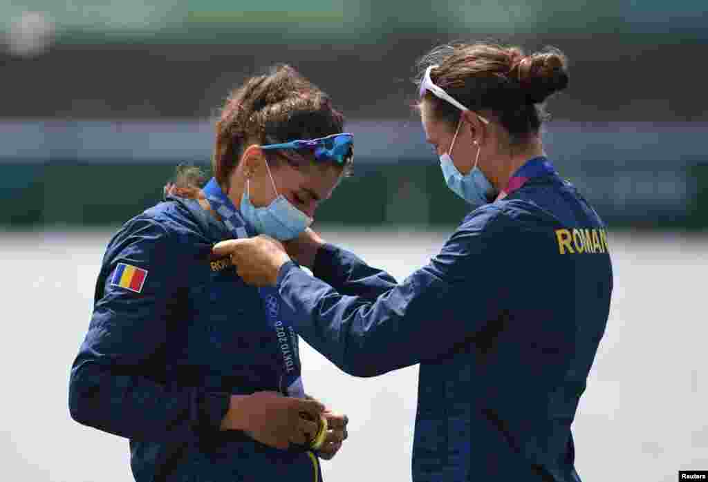 Румыниялык спортчулар Анкута Боднар менен Симона-Геанина Радистин Олимпиаданын алтын медалын тагынып жаткан учуру. Алар кайык менен сууда сүзүү боюнча жарышта чемпион болушту.&nbsp;