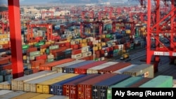Контейнери у шанхайському порту
