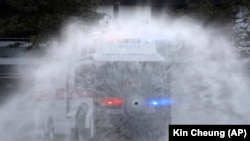 Гонконгдо полиция нааразылык акциясына чыккандарга каршы суу бүркчү машинелерди колдонгону жатат. 