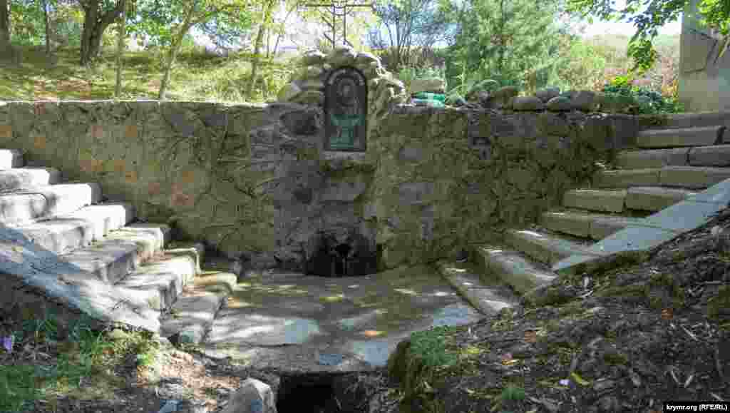 Джерело Тобе-Чокрак (із кримськотатарської &ndash; &laquo;джерело біля пагорба&raquo;) &ndash; воістину візитна картка села. Воно дало назву одній із річок Криму, витоком якої є. Джерело також живить найближчі два ставки