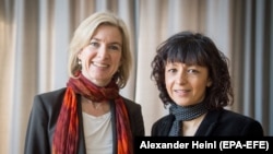 فرانسوۍ امانویل شاغپونتې او امریکايي جنیفر دودنا