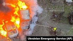 Рятувальники ДСНС працюють над ліквідацією пожежі внаслідок російського ракетного обстрілу в Полтавській області України, 17 листопада 2024 року