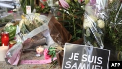 Импровизированный мемориал на месте убийства учителя Самюэля Пати, Конфлан-Сент-Онорин, 17 октября 2020