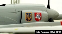 Дрон з гербамі Ўкраіны і Літвы, архіўнае фота