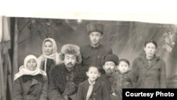 Шаймердендин чоң таятасы Бөкөнчү уулу Сулайман (солдон үчүнчү) үй-бүлөсү менен. Булар Жети-Өгүз районунун Чырак айылынан Кытайга качышкан.