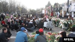 Апрель окуясынан кийин Ак үйдүн алдында. 2010-жыл, 13-апрель