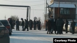 Шахтеры и их близкие у входа на территорию шахты "Тентекская", где в это время протестовали угольщики. Карагандинская область, 12 декабря 2017 года.