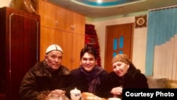 Орозбек Бакытов ата-энеси менен.