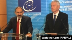 Премьер-министр Армении Никол Пашинян (слева) и генеральный секретарь Совета Европы Турбьёрн Ягланд на совместной пресс-конференции, Страсбург, 11 апреля 2019 г.