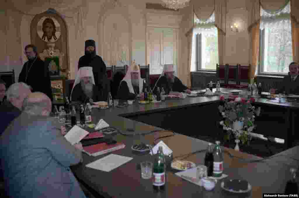 РПЦ попыталась выступить посредником на переговорах между законодательной и исполнительной ветвями власти, но это ни к чему не привело