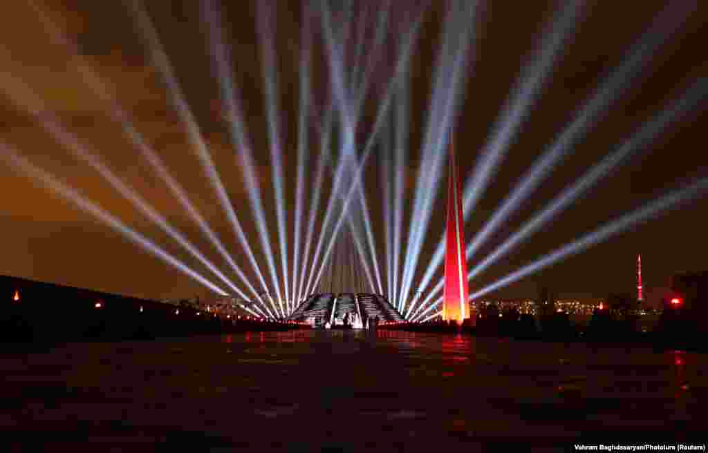 Поминальна служба в Єревані біля меморіального комплексу геноциду вірмен на вершині пагорба Цицернакаберд у пам&#39;ять про масові вбивства вірмен у Османській імперії в 1915 році (Photolure via Reuters)