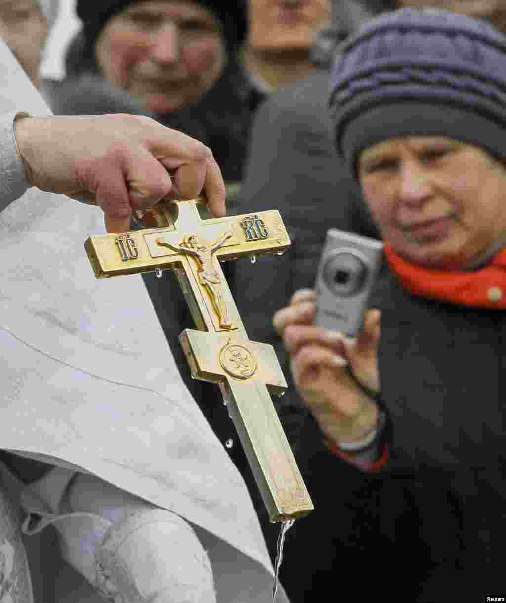 Многие православные в&nbsp;этот день отправляются в&nbsp;храмы за&nbsp;водой: они верят, что крещенская вода приносит духовное и&nbsp;телесное здоровье.
