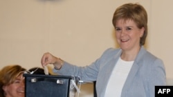 Никола Стуржеон  референдумда добуш  берүүдө. 23-июнь, 2016-жыл. 