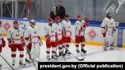 Матч хакейнай каманды Аляксандра Лукашэнкі супраць каманды Менскай вобласьці, 4 красавіка 2020 году. Дзьмітры Мялешка ў цэнтры, пад нумарам 19