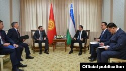 Артем Новиков жана Сардор Умурзаков баштаган кыргыз-өзбек расмий адамдарынын жолугушуусу. Фергана, Өзбекстан.
