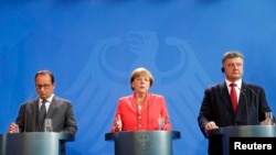 Президент України Петро Порошенко (праворуч), канцлер Німеччини Анґела Меркель (посередині) та президент Франції Франсуа Олланд (зліва) під час зустрічі у Берліні. 24 серпня 2015 року