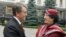 Віктор Ющенко та Муаммар Каддафі під час офіційної церемонії зустрічі