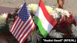 Флаги США и Таджикистана
