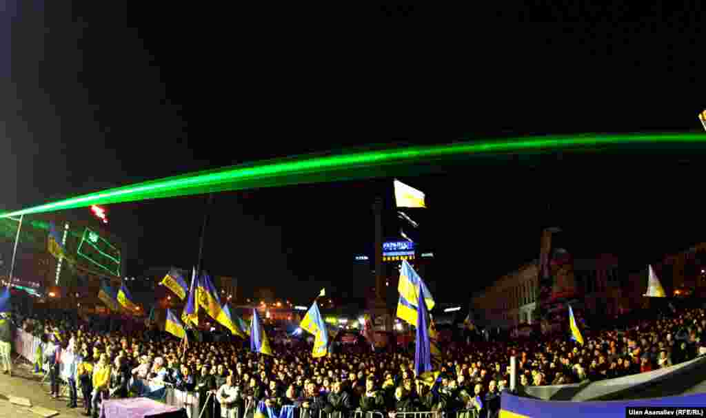 Евроинтеграциянын миңдеген жактоочулары 15-декабрда өтчү ири митингге чейин суткалап аянтта турмай болушту. &nbsp;&nbsp;