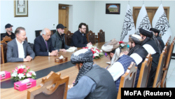 Кабулдагы "Талибандын" өкмөт мүчөлөрү менен сүйлөшүүлөрдү жүргүзүп жаткан америкалык делегация. 20-март, 2025-жыл. 