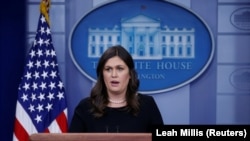 Ак үйдүн басма сөз катчысы Сара Сандерс. 