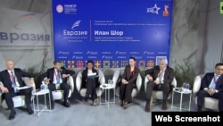 Илан Шор и Маргарита Симоньян сидят рядом на Петербургском международном экономическом форуме. Июнь 2025 года