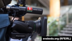 Тэлекамэра зь лягатыпам аднаго зь дзяржаўных тэлеканалаў. Ілюстрацыйнае фота