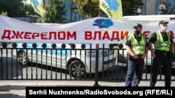 Пільги на розмитнення вживаних авто з Євросоюзу ухвалили після численних протестів. Втім, автовласники вважають ці пільги недостатніми і пропонують однакові умови розмитнення і оподаткування автівок для всіх. 