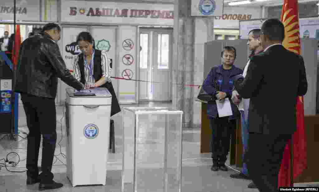 Борбордук шайлоо комиссиясы добуш берүүнүн жүрүшү тууралуу ыкчам маалымат берүү жана мыйзам бузууларга чара көрүү боюнча атайын координациялык топ түздү. Ошондой эле мыйзам бузууларды маалымдоо үчүн 1255 номерлүү түз байланыш телефону ачылды.