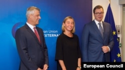 EU foreign policy chief Federica Mogherini (center), Kosovo President Hashim Thaci (left), and his Serbian counterpart, Aleksandar Vucic, in Brussels on August 31