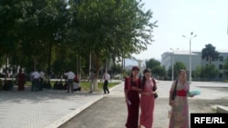 Türkmenistandaky habarçymyzyň aýtmagyna görä, daşary ýurtlarda okaýan studentler hasaba alynmagynyň ilat ýazuwyna taýýarlyk bilen ilteşiklidigi-de çak edilýär.