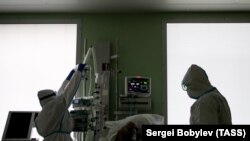 Сотрудники с пациентом в реанимации Федерального клинического центра высоких медицинских технологий Федерального медико-биологического агентства, где оказывают помощь пациентам c коронавирусной инфекцией. Россия. Московская область. 