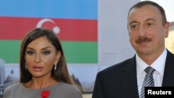 Илхам Алиев жубайы Мехрибан Алиева менен.