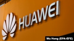 Логотип Huawei на магазині виробника в Пекіні