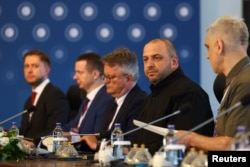 Голова делегації України, міністр оборони Рустем Умєров (другий справа), посередині – перший заступник міністра закордонних справ Сергій Кислиця