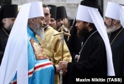 Новообраний глава УПЦ (Московського патріархату) митрополит Онуфрій (ліворуч) і голова Відділу зовнішніх церковних зв’язків Московського патріархату митрополит Іларіон (Алфеєв) під час церемонії інтронізація в Києво-Печерській Лаврі. Київ, 18 серпня 2014 року