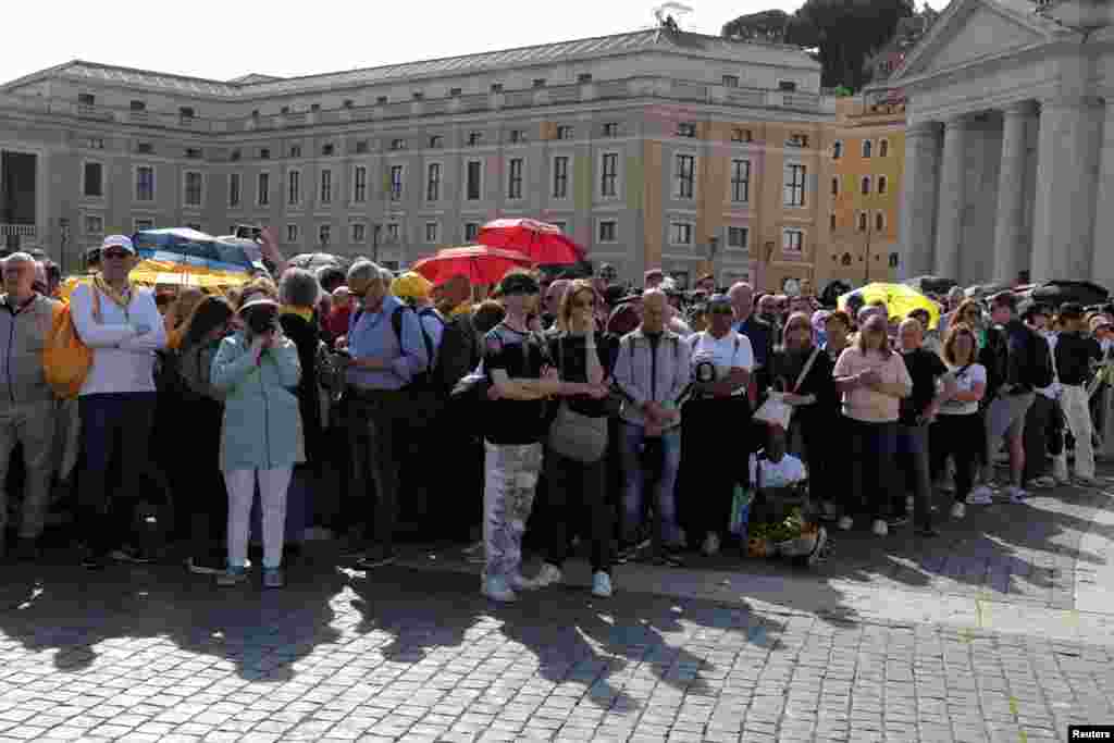 Людзі на пляцы Сьвятога Пятра. 23 красавіка 2025 году