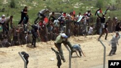 Палестинцы пытаются перебраться через стену на границе с Израилем со стороны Сирии, 15 мая 2011 мая