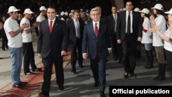 Лидер партии «Оринац еркир» Артур Багдасарян и президент Армении, лидер РПА Серж Саргсян на съезде «Оринац еркир», 20 марта 2012 г.