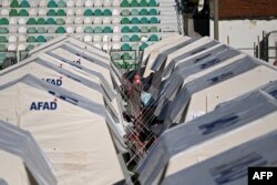 Пострадавшие в результате землетрясения временно проживают в палатках.