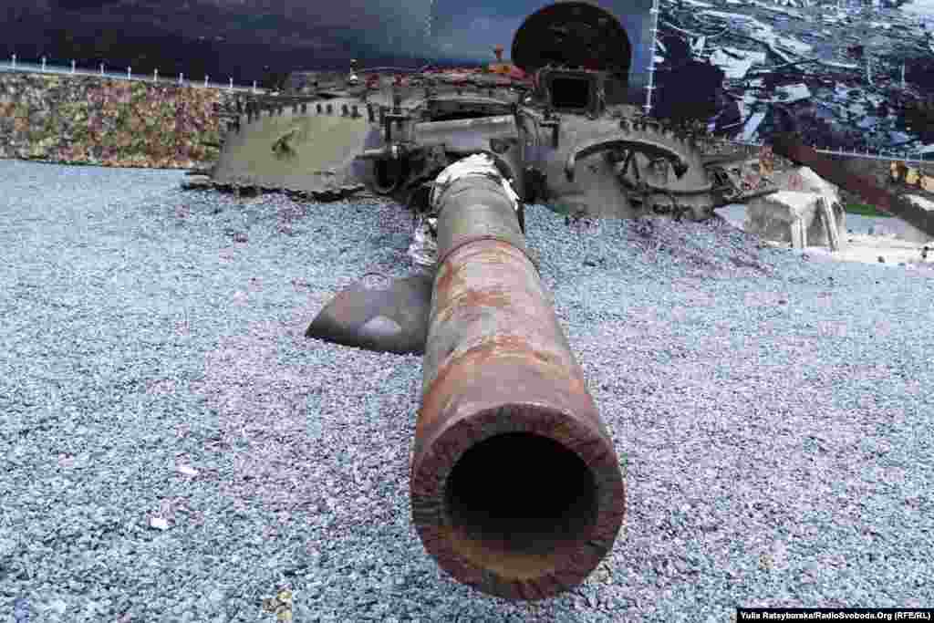 Башта українського танку. Згоріла й понівечена військова техніка для музею просто неба була надана українськими військовими